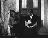 Två damer på trappan.