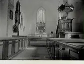 Koret i Garde kyrka på Gotland. Altare, predikstol.