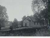 Ingarö kyrka i Uppland, träkyrka omgärdad av spjälstaket.