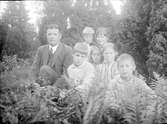 Anna och Carl Z Haeggström med barnen. Sannolikt vid sommarhuset i Marielund, Fundbo socken, Uppland. 1920-talets mitt.
