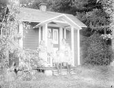 Anna och Carl Z Haeggströms barn, sannolikt vid sommarhuset i Marielund, Funbo socken, Uppland. 1920-talets mitt.