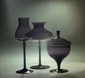 Tulpanglas, annat dricksglas och en bonbonjär ifrån Skrufs Glasbruk.