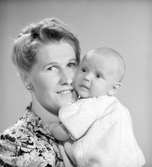 Sigrid Palm Aspelin, med baby, juli, 1943