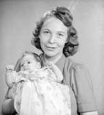Fru Hult, med baby, barndop, 1943