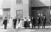 Målaren Johan Sundströms gård i Rångsta under uppförandet 1920.
Troligen firas bröllop för de andra och tredje personerna från vänster.
De tredje och fjärde från höger är gårdens ägare Johan och Lina Sundström med sonen Stig framför sig.
Högra delen av gården användes som målarverkstad.