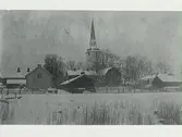 Snöbild av Mariefreds bebyggelse framför kyrkan.