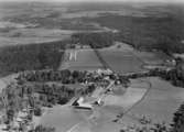 Flygfoto över Forsheda år 1950, i mitten av bilden ser man Forshedaverken, Värnamo kommun. Nr. L. 635