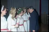 Göran Eriksson kröner Vänersborgs Lucia i aulan, Huvudnässkolan. Bilder från aulan samt kortegen på stans gator.