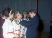 Göran Eriksson kröner Vänersborgs Lucia i aulan, Huvudnässkolan. Bilder från aulan samt kortegen på stans gator.