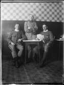 Tre män i uniform, Östhammar, Uppland