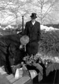 Sekreterare i Niittahon Jussin Seura Helsingfors Urho Juha nedlägger president Urho Kekkonen krans vid Nittaho-Jussis grav på Nyskoga kyrkogård 27/2 1965.