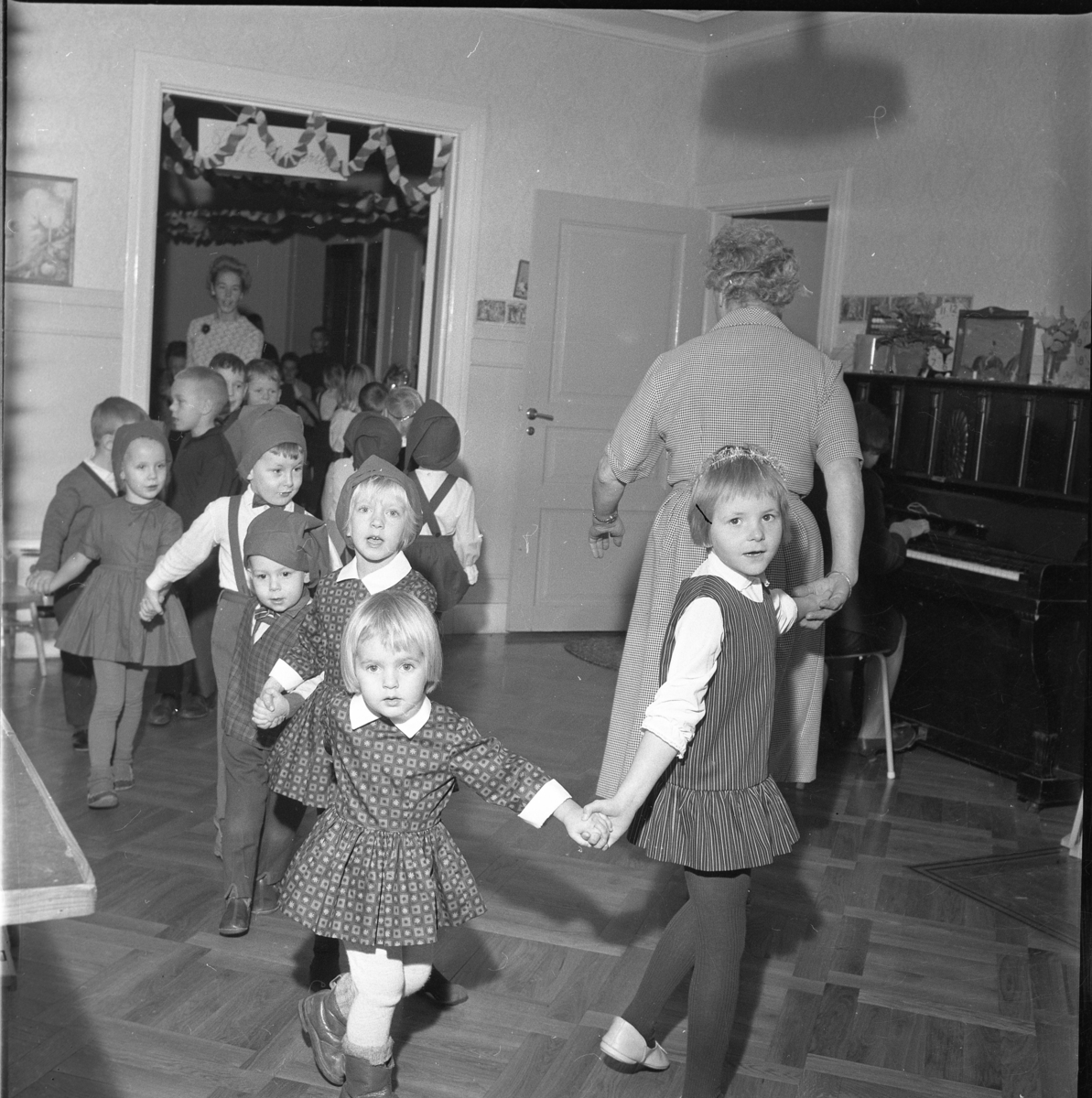 Percy Heldebrandt, Ring dance at the playschool in Boundary, Christmas time 1963. Unknown children in tomteluva are led by Anna-Lisa “Nalle” Lundin.