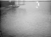 Utetagning vy 1920. Dubbeldäcksflyg på väg ut ur hamnen.
