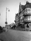 Utetagning vy 1920. Korsningen Flockergatan- Algatan. Algatan sedd västerut. central Hotel.