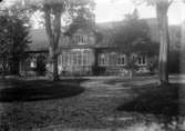 Utetagning 1917-1918. Villa med träveranda, trädgård.