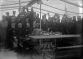 Röda korset, invalidutväxling 1915-1917. En mängd soldater uppställda för fotografering antagligen på ett båtdäck.