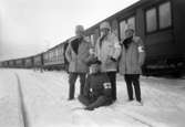 Röda korset, invalidutväxling 1915-1917 Män i rödakorsuniform framför ett tåg.