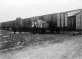 Röda korset, 1914-1918 Järnvägsvagnar lastas med varor från rödakorset.