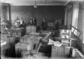 Röda korset, 1914-1918 Folk som packar stora trälådor.