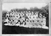 Röda korset, 1914-1918 Grupp bild ute. Rödakorspersonal.