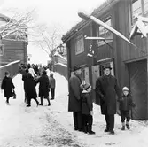Stadskvarteret på Skansen. Huset från Bondegatan 50.  Bageriet. Publik. Vinter.