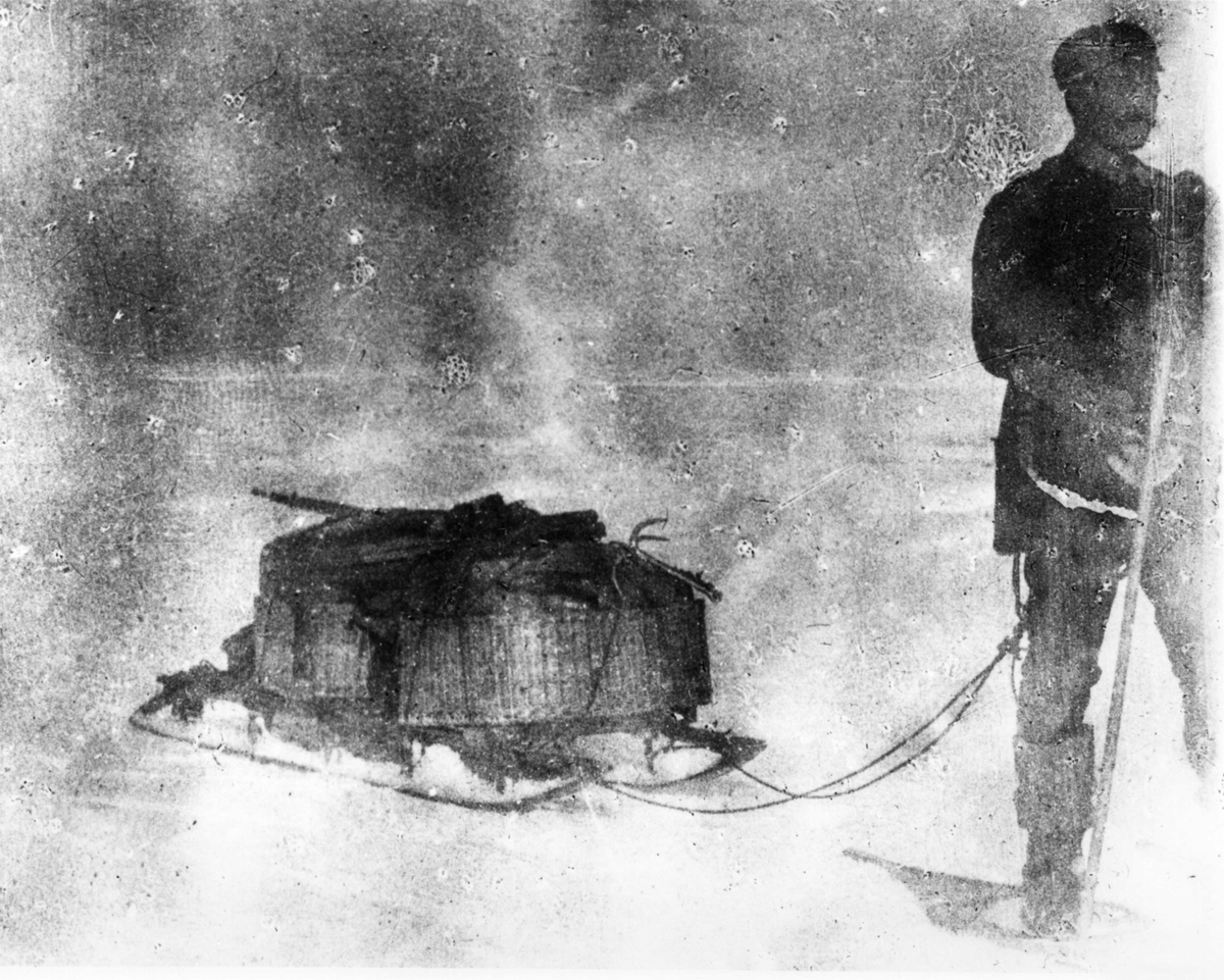 Salomon August Andrée, Oretuscherad. Isvandringen. Nils Strindberg med snöskor drar en släde. Reprofotografi av gm.III-78.