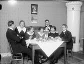 Josef Edhlund tillsammans med kvinnor och män vid kaffebordet, Östhammar, Uppland