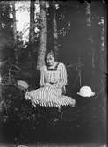 Kvinna sitter ute i naturen, Östhammar, Uppland