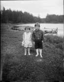 Två barn vid vattendrag, Östhammar, Uppland