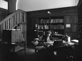 Nordiska museet, biblioteket. Bibliotekarien fröken Visen Lewin vid skrivbord i biblioteksexpeditionen, 1909.