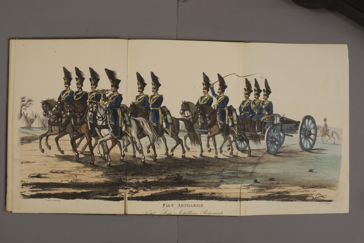 Kjell Hedberg, Plansch med ridande artillerispann från Wendes artilleriregemente. Handkolorerad litografi efter original av Alexander Clemens Wetterling. Ingår i planschsamlingen Kongliga svenska arméens uniformer utgiven som stentryck av Müller 1825.