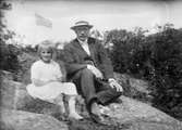 Ruben Liljefors med dottern Marit sitter på klippa, sannolikt i Sverige