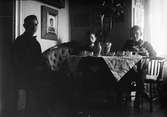 Från vänster Roland, Alf och Ingemar Liljefors vid kaffebordet i samband med föräldrarnas, Christiane och Ruben Liljefors, bröllopsdag 30 maj, sannolikt Gävle 1919