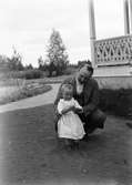 Ruben Liljefors med sin dotter Marit ute i trädgård, Svensgården, Dalarna