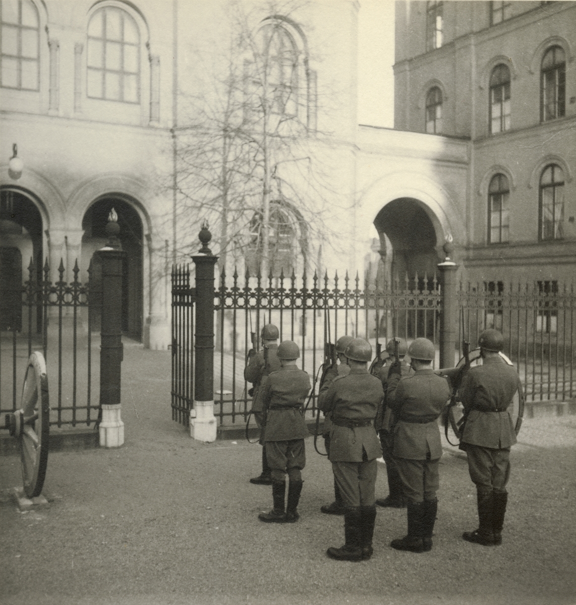 Lennart af Petersens, Parad vid flaggans nedhalande, Svea artilleriregemente A 1, våren 1947.