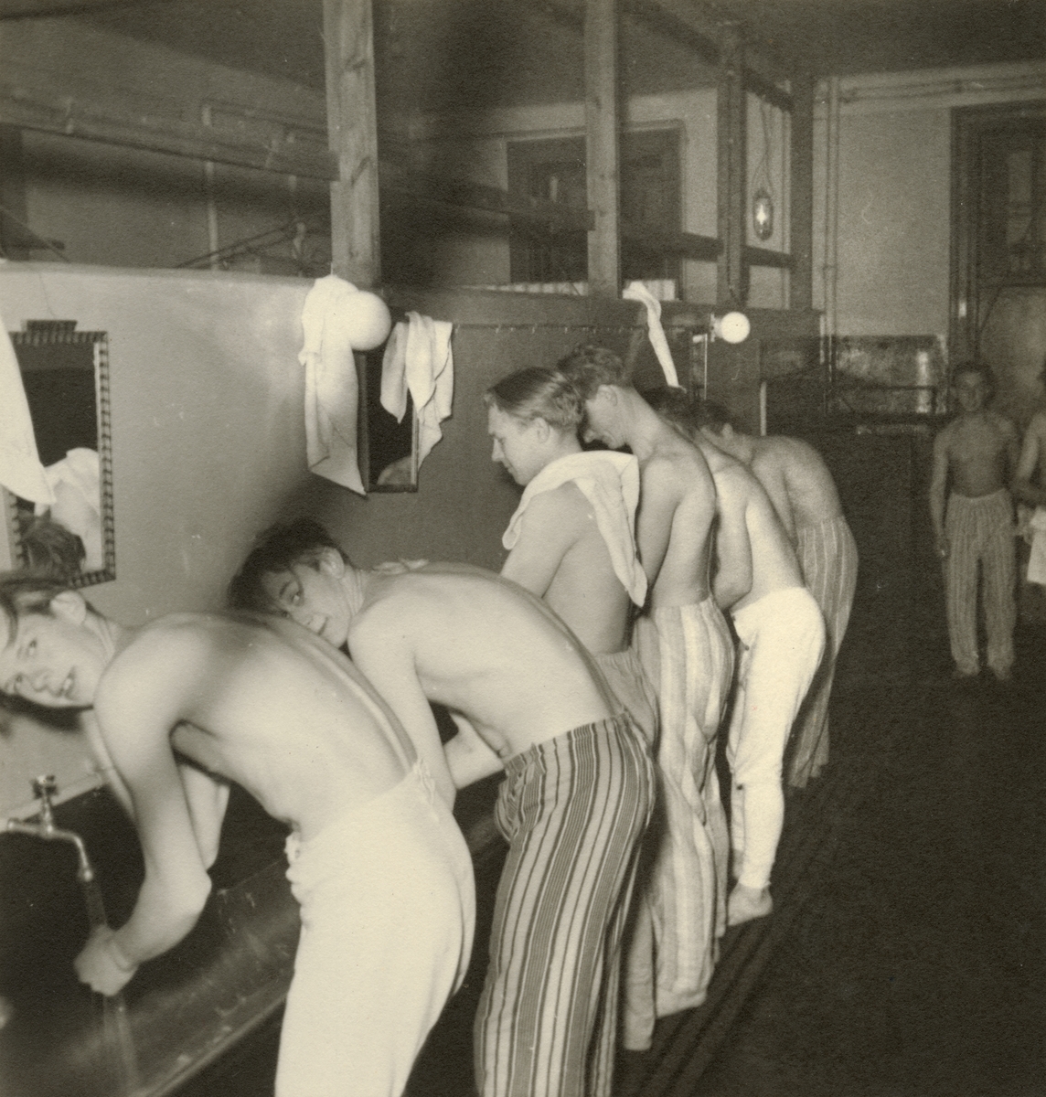 Lennart af Petersens, Washroom, Svea artillery regiment A 1, spring 1947.