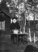 Mill Magnus Olsson i V:a Ärnäs från sitt 4:e levnadsår blind och dövstum. Trots sitt handikapp tillverkade han vackra korghantverk. f.1844 d. 1933