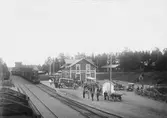 Järnvägsstationen i Limedsforsen dåtida ändstation. Postbuss och personbuss f. v. b. till Särna