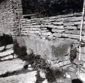 En kalkstensmur på prästgården i Sandby socken.