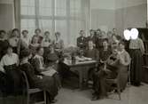 Rostad 1915, Gruppbild med lärare och elever. Två ansikten bortklippta - möjligen för att infatta i medaljonger.