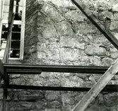 Dörby kyrka. Norra långväggen, portalfragment.