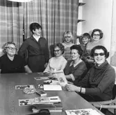 Studiecirkel vinterkörning. 
Sittande fr v: Lydia Persdotter-Kvarnlöf, Annie Andersson, Vivan Mattsson, Märta Gustavsson. Stående fr v: Greta Kjellgren, Jan Peter Kvarnlöf, oidentifierad, Greta Björkman.