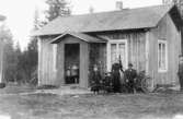 Lillstugan, Pålsgården, Snårberg 1910.
Gustav och Matilda Persson, barnen Elisabeth och Augusta. Längst till höger bror Vilhelm. Huset är byggt 1904 av virke från ett gammalt svenskt hus som stod på gården. Inget årtal på svenskhuset finns.