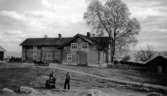 Gården Tvengsberget, Norge. Mannen till höger är Olaf Lindtorp, född i Lindtorpet 1877.