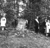 Avtäckning av monumentet över Rautalampis första kyrkplats. T.v Leena Murtoaro, t.h Heikki Varis.