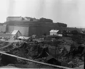 Varbergs fästning med ett stenbrott i förgrunden.