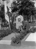Kransnedläggning vid professor Emaunel Linderholms gravvård på Uppsala gamla kyrkogård, Uppsala 1939