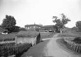 Kärvingeborns Bergsmansgård, envånings vinkelbyggt bergsmans bostadshus med torvtak och järnskorsten. Knuttimrad ekonomibyggnad med torvtak.
Beställningsnr: GN-1633.
Örebro Läns Bildgalleri nr:78.