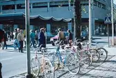 Övergångstället på Nygatan och cyklar i cykelställ.