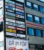 Reklamskyltar på husväggen